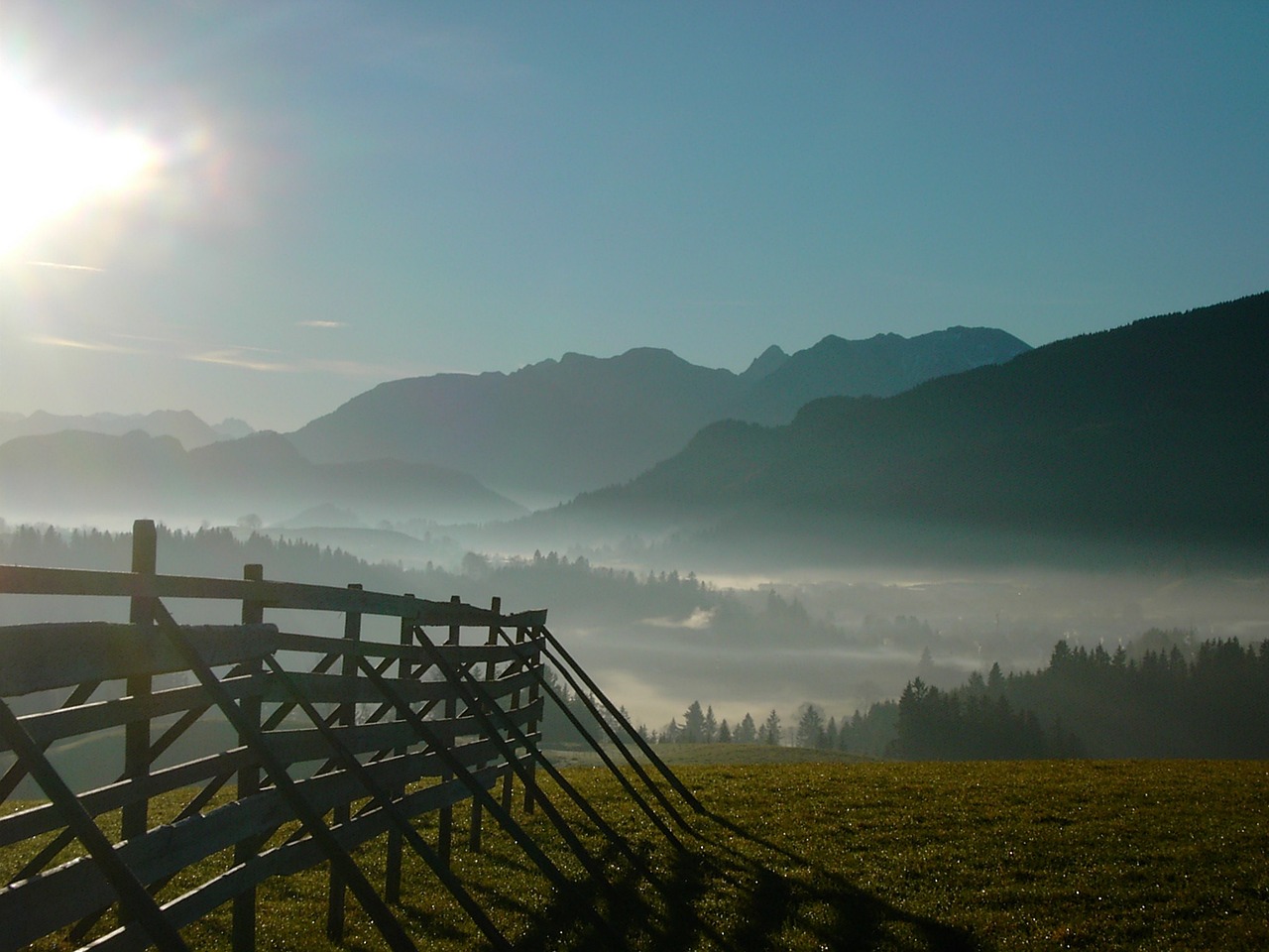 Sonnenuntergang am Rottachspeichersee im Winter, der Mond geht auf mit einer Sichel